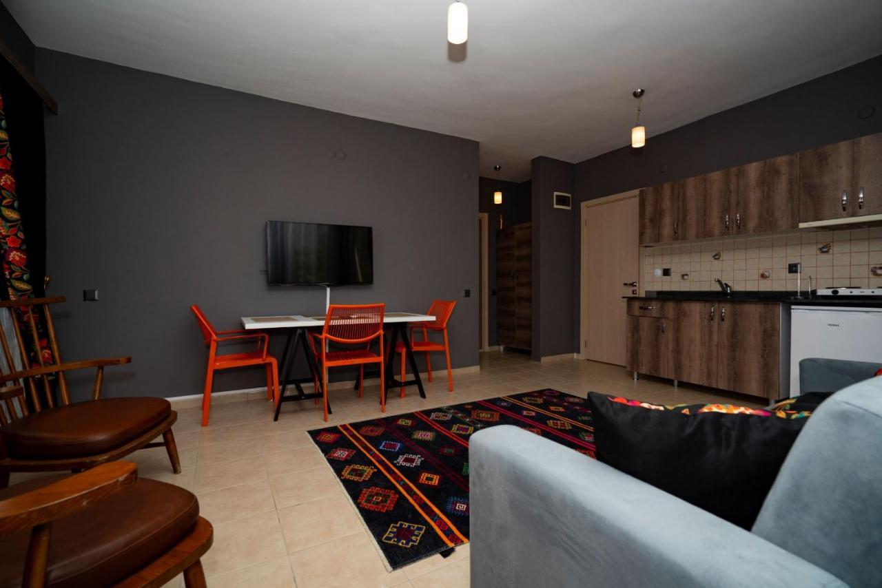 Esquire And Lounges Hotel